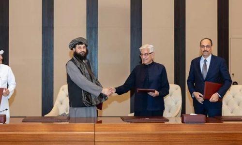 দোহায় পাক প্রতিরক্ষামন্ত্রী খাজা আসিফ ও তালেবান সরকারের প্রতিরক্ষামন্ত্রী মোল্লা ইয়াকুব করমর্দন করছেন। ছবি: সংগৃহীত