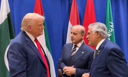 মার্কিন প্রেসিডেন্ট ডোনাল্ড ট্রাম্পের সঙ্গে পাকিস্তানের প্রধানমন্ত্রী শাহবাজ শরিফ। ছবি : সংগৃহীত