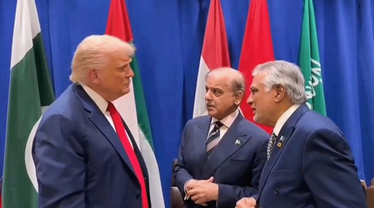 মার্কিন প্রেসিডেন্ট ডোনাল্ড ট্রাম্পের সঙ্গে পাকিস্তানের প্রধানমন্ত্রী শাহবাজ শরিফ। ছবি : সংগৃহীত