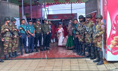 মিরপুরের বিভিন্ন মন্দিরে শেষ পুষ্পাঞ্জলি অর্পণ এবং দেবীর প্রতিমার বিদায়ের অনুষ্ঠানে অংশগ্রহণকারীরা একসাথে মিলিত হয়ে উৎসব উদযাপন করেছেন।