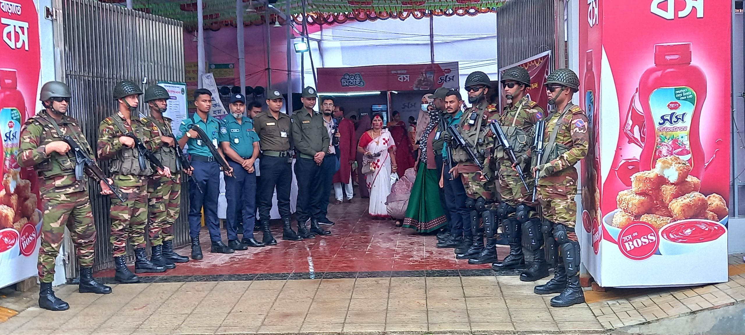 মিরপুরের বিভিন্ন মন্দিরে শেষ পুষ্পাঞ্জলি অর্পণ এবং দেবীর প্রতিমার বিদায়ের অনুষ্ঠানে অংশগ্রহণকারীরা একসাথে মিলিত হয়ে উৎসব উদযাপন করেছেন।