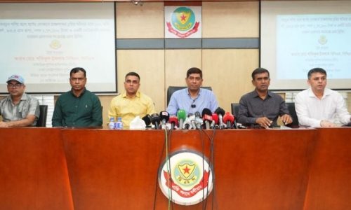 ডিএমপির মিডিয়া সেন্টারে সংবাদ সম্মেলনে ডিবির কর্মকর্তারা। শুক্রবার রাজধানীর মিন্টো রোডে। ছবি: সংগৃহীত