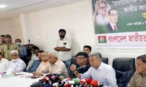 জাতীয় প্রেস ক্লাবে বক্তব্য রাখছেন বিএনপির স্থায়ী কমিটির সদস্য আমীর খসরু মাহমুদ চৌধুরী।
