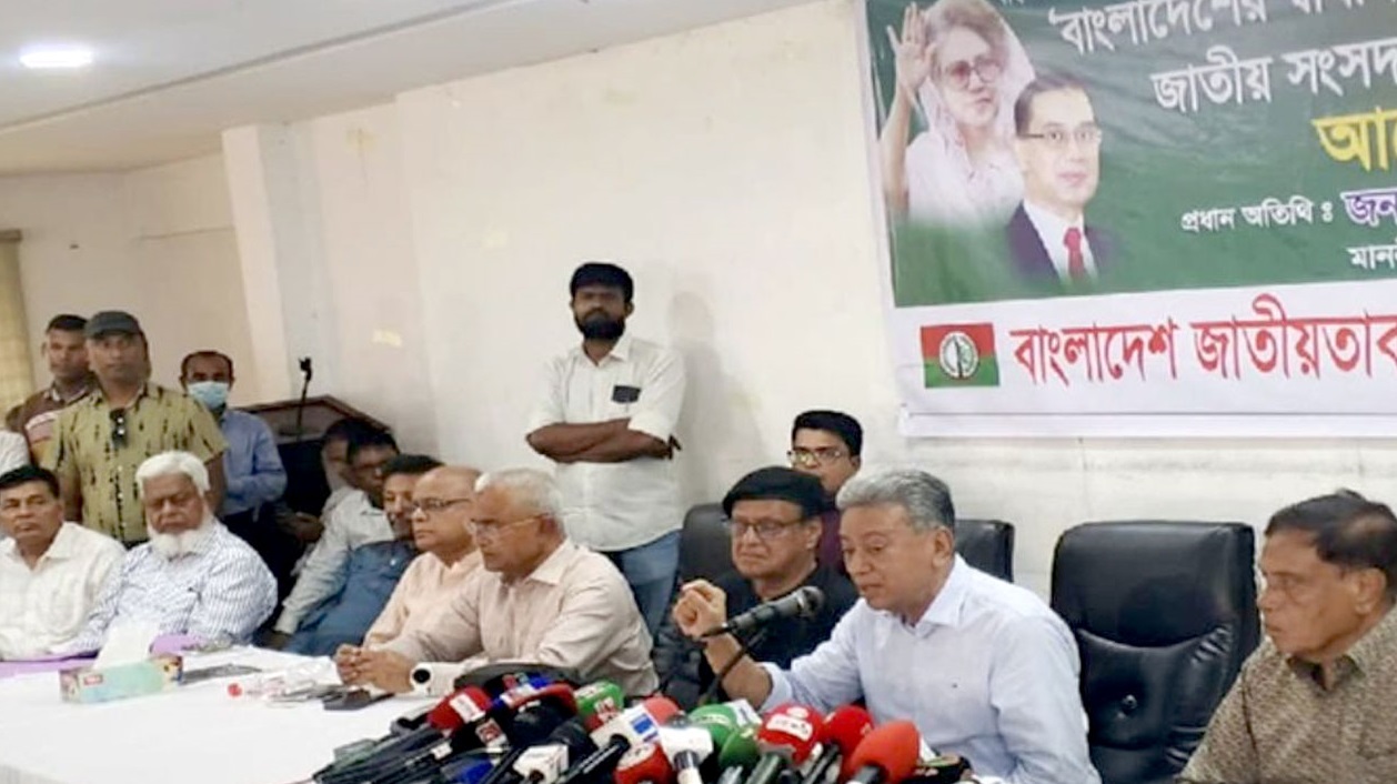 জাতীয় প্রেস ক্লাবে বক্তব্য রাখছেন বিএনপির স্থায়ী কমিটির সদস্য আমীর খসরু মাহমুদ চৌধুরী।