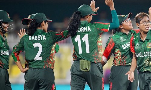 সেমিফাইনালে পৌঁছানোর যে সমীকরণের মুখোমুখি বাংলাদেশ নারী বিশ্বকাপের লিগ পর্বের শেষ ৯টি ম্যাচ বাকি থাকলেও, সেমিফাইনালের টিকিট ইতিমধ্যেই নিশ্চিত করেছে অস্ট্রেলিয়া ও দক্ষিণ আফ্রিকা। বাকি দুটি সেমিফাইনাল পদের জন্য ৬টি দল তীব্র প্রতিদ্বন্দ্বিতায় লড়ছে, যেখানে ক্ষীণ আশায় টিকে আছে বাংলাদেশ নারী দল। নিগার সুলতানার নেতৃত্বাধীন বাংলাদেশ দল এখন পর্যন্ত পাঁচটি ম্যাচে মাত্র একটি জয় পেয়েছে। তাদের সংগ্রহ ২ পয়েন্ট এবং -০.৬৭৬ রানরেট, যা তাদের লিগ টেবিলের পঞ্চম স্থানে স্থিত করেছে। সেমিফাইনালে পৌঁছানোর জন্য তাদের পরবর্তী দুই ম্যাচ – শ্রীলঙ্কা ও ভারতের বিপক্ষে – জয় করতে হবে, তবে শুধু জয়ই যথেষ্ট নয়; বড় ব্যবধানে জয় নিশ্চিত করতে হবে, যেন রান রেট উন্নত হয়। বাংলাদেশের ভাগ্যও ইংল্যান্ডের পারফরম্যান্সের ওপর নির্ভরশীল। অর্থাৎ ইংল্যান্ডকে ভারতের বিপক্ষে জয় অর্জন করতে হবে এবং নিউজিল্যান্ডের বিপক্ষে জেতা প্রয়োজন, যাতে বাংলাদেশ সেমিফাইনালে টিকে থাকতে পারে। এই পরিস্থিতি রানরেটের তফাতকে আরও গুরুত্বপূর্ণ করে তুলেছে। অন্যদিকে, ভারত সেমিফাইনালের দৌড়ে শক্ত অবস্থানে আছে। হাতে থাকা তিনটি ম্যাচে জয়লাভ করলে তারা সরাসরি সেমিফাইনালে উঠে যাবে। পাকিস্তানও তাদের বাকি দুই ম্যাচে (দক্ষিণ আফ্রিকা ও শ্রীলঙ্কা) জয়লাভ নিশ্চিত করতে হবে, এবং নেট রানরেট বাড়াতে বড় ব্যবধানে জয় পাওয়ার চেষ্টা করতে হবে, যাতে নিউজিল্যান্ডকে পিছনে ফেলা যায়। নিউজিল্যান্ডও সেমিফাইনালের সম্ভাবনায় আছে, তবে তাদের জন্য বাংলাদেশ, ভারত ও পাকিস্তানের ফলাফলের ওপর সবকিছু নির্ভর করছে। বাকি ম্যাচগুলোতে বড় ব্যবধানে জয় অর্জন তাদের জন্য অপরিহার্য। মোটের উপর, নারী বিশ্বকাপে সেমিফাইনালের লড়াই এখন তীব্র। নিশ্চিত দুটি দল থাকলেও, বাকি দুটি জায়গার জন্য উত্তেজনা ও কৌশলের লড়াই চলছে। বাংলাদেশকেও শেষ মুহূর্ত পর্যন্ত লড়াই চালিয়ে যেতে হবে, এবং বড় জয় ছাড়া তাদের সেমিফাইনাল স্বপ্ন ঝুঁকিতে। বিশ্বকাপের এই পর্যায়ে প্রতিটি জয়, প্রতিটি রানরেট এবং প্রতিটি ম্যাচের ফলাফলের গুরুত্ব অপরিসীম। খেলোয়াড়দের চাপ ও মনোযোগ সর্বোচ্চ রাখার দরকার, কারণ এক ছোট ভুলও সেমিফাইনালের সম্ভাবনাকে প্রভাবিত করতে পারে।