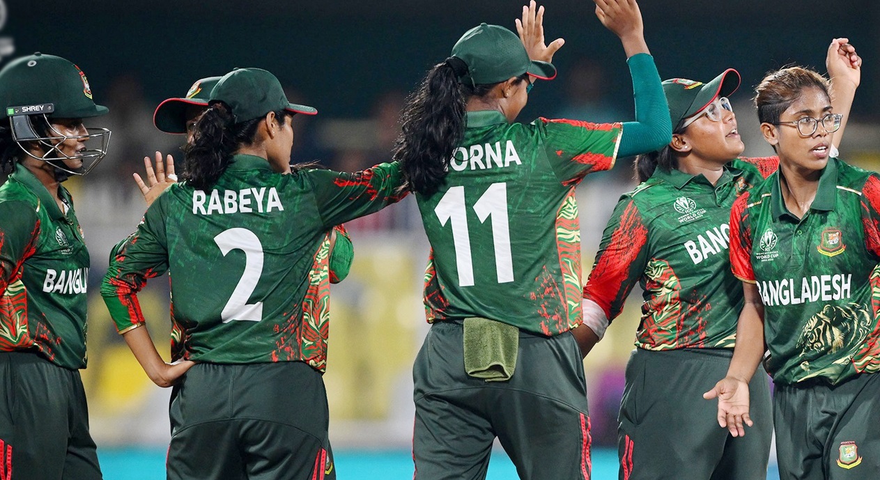 সেমিফাইনালে পৌঁছানোর যে সমীকরণের মুখোমুখি বাংলাদেশ নারী বিশ্বকাপের লিগ পর্বের শেষ ৯টি ম্যাচ বাকি থাকলেও, সেমিফাইনালের টিকিট ইতিমধ্যেই নিশ্চিত করেছে অস্ট্রেলিয়া ও দক্ষিণ আফ্রিকা। বাকি দুটি সেমিফাইনাল পদের জন্য ৬টি দল তীব্র প্রতিদ্বন্দ্বিতায় লড়ছে, যেখানে ক্ষীণ আশায় টিকে আছে বাংলাদেশ নারী দল। নিগার সুলতানার নেতৃত্বাধীন বাংলাদেশ দল এখন পর্যন্ত পাঁচটি ম্যাচে মাত্র একটি জয় পেয়েছে। তাদের সংগ্রহ ২ পয়েন্ট এবং -০.৬৭৬ রানরেট, যা তাদের লিগ টেবিলের পঞ্চম স্থানে স্থিত করেছে। সেমিফাইনালে পৌঁছানোর জন্য তাদের পরবর্তী দুই ম্যাচ – শ্রীলঙ্কা ও ভারতের বিপক্ষে – জয় করতে হবে, তবে শুধু জয়ই যথেষ্ট নয়; বড় ব্যবধানে জয় নিশ্চিত করতে হবে, যেন রান রেট উন্নত হয়। বাংলাদেশের ভাগ্যও ইংল্যান্ডের পারফরম্যান্সের ওপর নির্ভরশীল। অর্থাৎ ইংল্যান্ডকে ভারতের বিপক্ষে জয় অর্জন করতে হবে এবং নিউজিল্যান্ডের বিপক্ষে জেতা প্রয়োজন, যাতে বাংলাদেশ সেমিফাইনালে টিকে থাকতে পারে। এই পরিস্থিতি রানরেটের তফাতকে আরও গুরুত্বপূর্ণ করে তুলেছে। অন্যদিকে, ভারত সেমিফাইনালের দৌড়ে শক্ত অবস্থানে আছে। হাতে থাকা তিনটি ম্যাচে জয়লাভ করলে তারা সরাসরি সেমিফাইনালে উঠে যাবে। পাকিস্তানও তাদের বাকি দুই ম্যাচে (দক্ষিণ আফ্রিকা ও শ্রীলঙ্কা) জয়লাভ নিশ্চিত করতে হবে, এবং নেট রানরেট বাড়াতে বড় ব্যবধানে জয় পাওয়ার চেষ্টা করতে হবে, যাতে নিউজিল্যান্ডকে পিছনে ফেলা যায়। নিউজিল্যান্ডও সেমিফাইনালের সম্ভাবনায় আছে, তবে তাদের জন্য বাংলাদেশ, ভারত ও পাকিস্তানের ফলাফলের ওপর সবকিছু নির্ভর করছে। বাকি ম্যাচগুলোতে বড় ব্যবধানে জয় অর্জন তাদের জন্য অপরিহার্য। মোটের উপর, নারী বিশ্বকাপে সেমিফাইনালের লড়াই এখন তীব্র। নিশ্চিত দুটি দল থাকলেও, বাকি দুটি জায়গার জন্য উত্তেজনা ও কৌশলের লড়াই চলছে। বাংলাদেশকেও শেষ মুহূর্ত পর্যন্ত লড়াই চালিয়ে যেতে হবে, এবং বড় জয় ছাড়া তাদের সেমিফাইনাল স্বপ্ন ঝুঁকিতে। বিশ্বকাপের এই পর্যায়ে প্রতিটি জয়, প্রতিটি রানরেট এবং প্রতিটি ম্যাচের ফলাফলের গুরুত্ব অপরিসীম। খেলোয়াড়দের চাপ ও মনোযোগ সর্বোচ্চ রাখার দরকার, কারণ এক ছোট ভুলও সেমিফাইনালের সম্ভাবনাকে প্রভাবিত করতে পারে।
