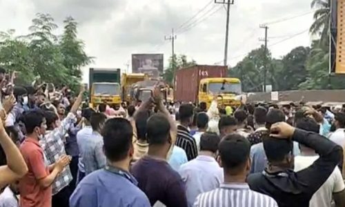 মহাসড়ক অবরোধের কারণে চট্টগ্রামমুখী ও ঢাকামুখী যানবাহন দীর্ঘ সময় আটকে পড়ায় সাধারণ যাত্রীরা ভোগান্তির শিকার হন