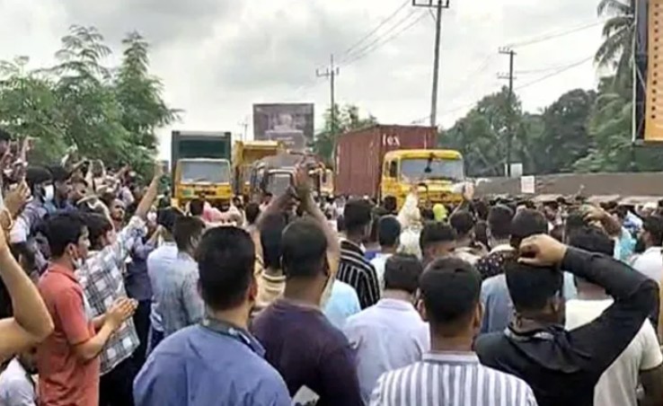 মহাসড়ক অবরোধের কারণে চট্টগ্রামমুখী ও ঢাকামুখী যানবাহন দীর্ঘ সময় আটকে পড়ায় সাধারণ যাত্রীরা ভোগান্তির শিকার হন