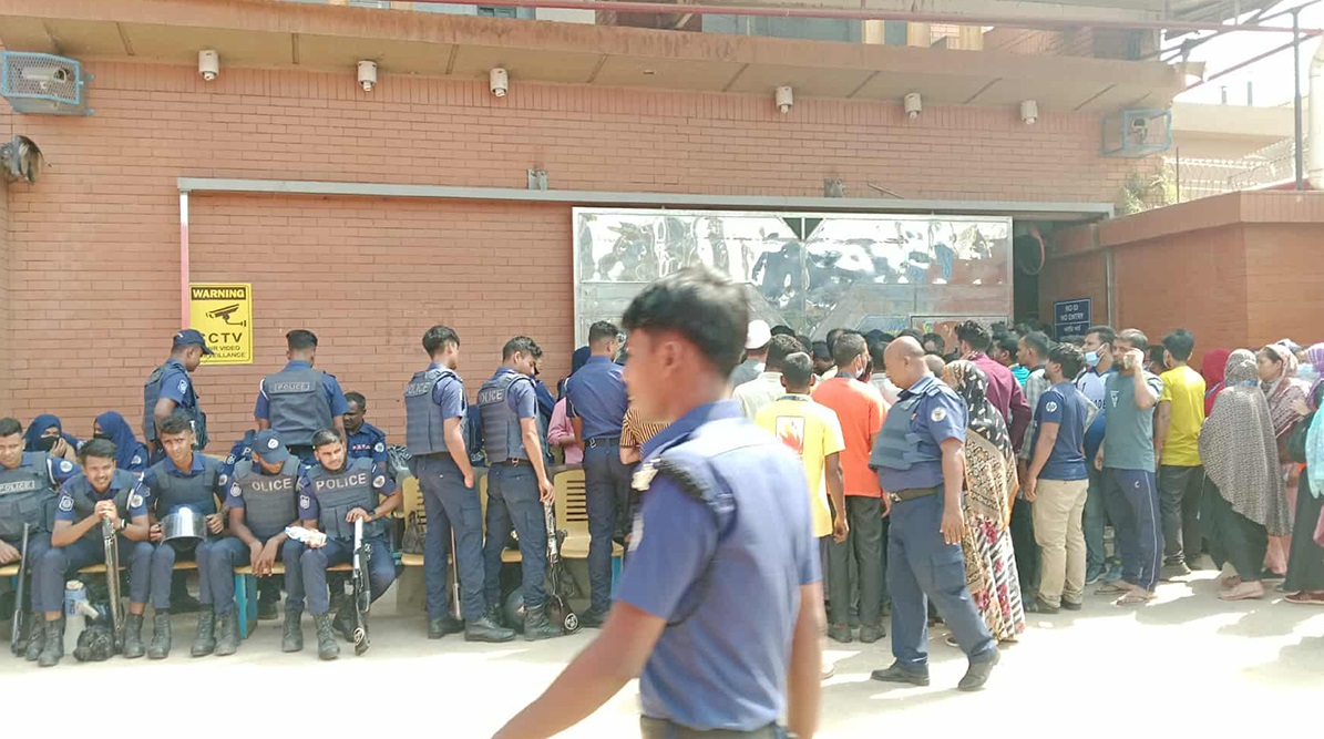 আশুলিয়ায় পরিস্থিতি নিয়ন্ত্রণে পুলিশের অবস্থান।