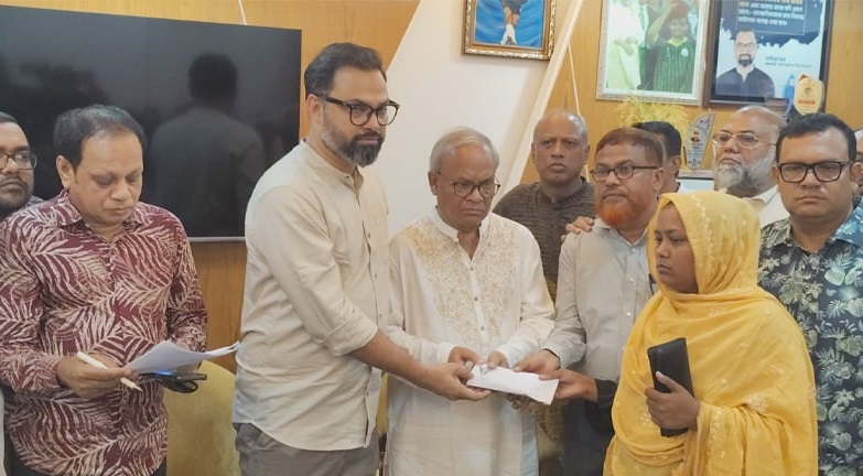 মিরপুরে অগ্নিকাণ্ডের ঘটনায় নিহতদের পরিবারকে আর্থিক সহায়তা প্রদান করেন বিএনপির সিনিয়র যুগ্ম মহাসচিব রুহুল কবির রিজভী ও মহানগর উত্তর বিএনপির আহবায়ক আমিনুল হক