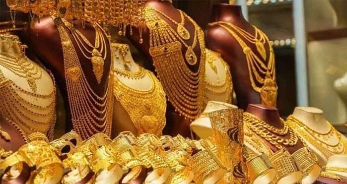 স্থানীয় চাহিদা ও দাম কমার কারণে নতুন করে দাম কমানো ঘোষণা দিয়েছে বাংলাদেশ জুয়েলার্স সমিতি