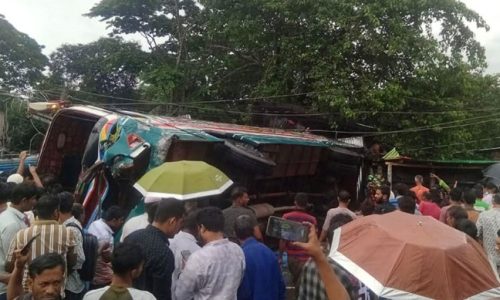 নিয়ন্ত্রণ হারিয়ে বাস উল্টে পড়ল দোকানে, নিহত ৩