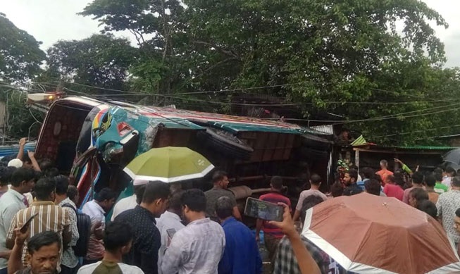 নিয়ন্ত্রণ হারিয়ে বাস উল্টে পড়ল দোকানে, নিহত ৩