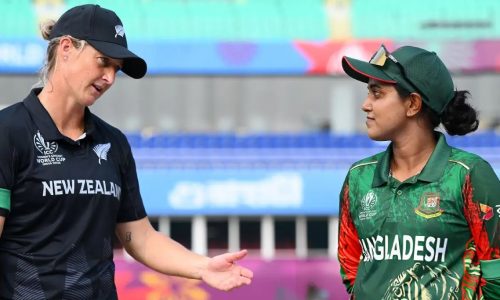 টসের সময় দু’দলের অধিনায়ক। ছবি : সংগৃহীত
