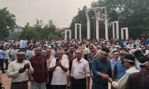 শহীদ মিনারে ৭ দিন ধরে এমপিওভুক্ত শিক্ষকরা। ছবি: সংগৃহীত