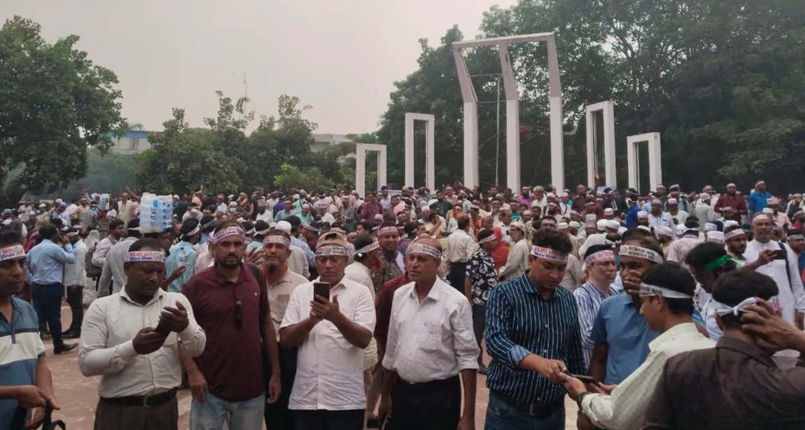 শহীদ মিনারে ৭ দিন ধরে এমপিওভুক্ত শিক্ষকরা। ছবি: সংগৃহীত