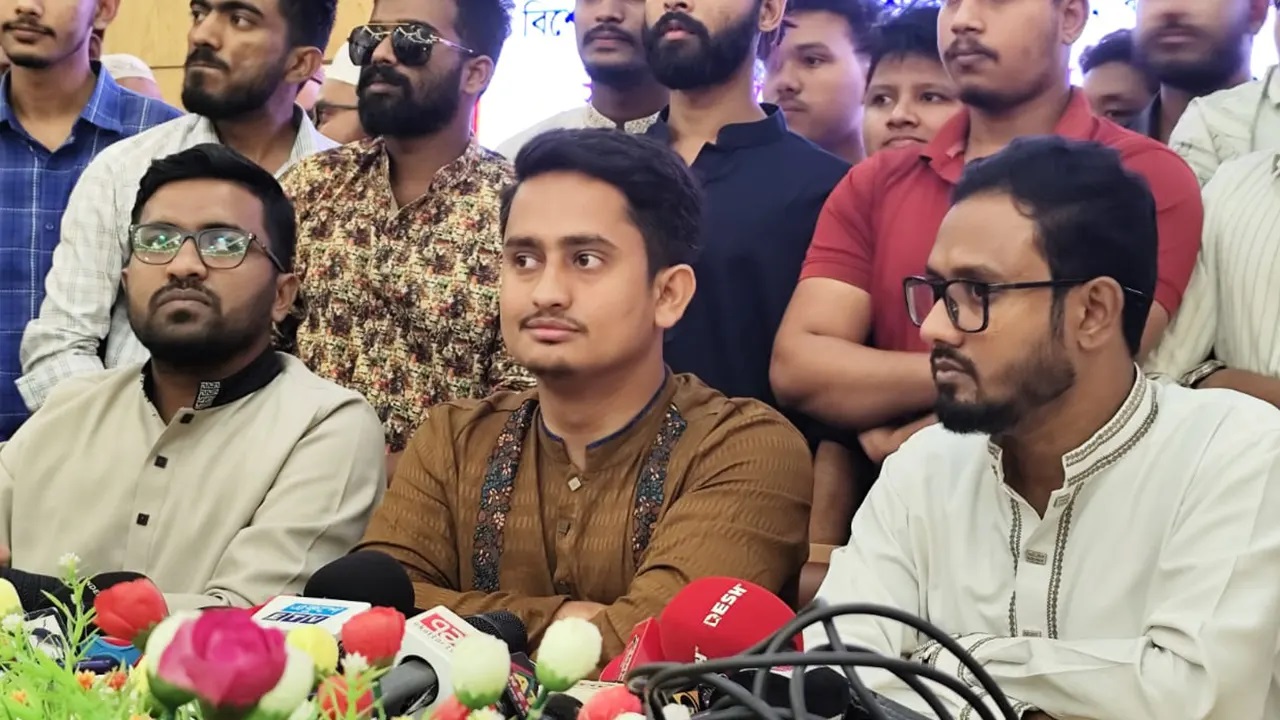 জামালপুর জেলা পরিষদ মিলনায়তনে এনসিপির সমন্বয় সভা শেষে সাংবাদিকদের এসব কথা বলেন তিনি