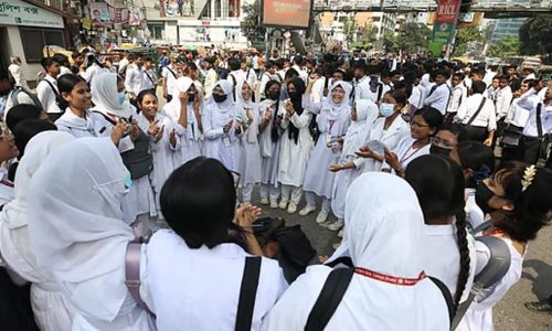 আজ মঙ্গলবার বেলা সাড়ে ১১টার দিকে ব্লকেড কর্মসূচি তুলে নেন ছাত্ররা