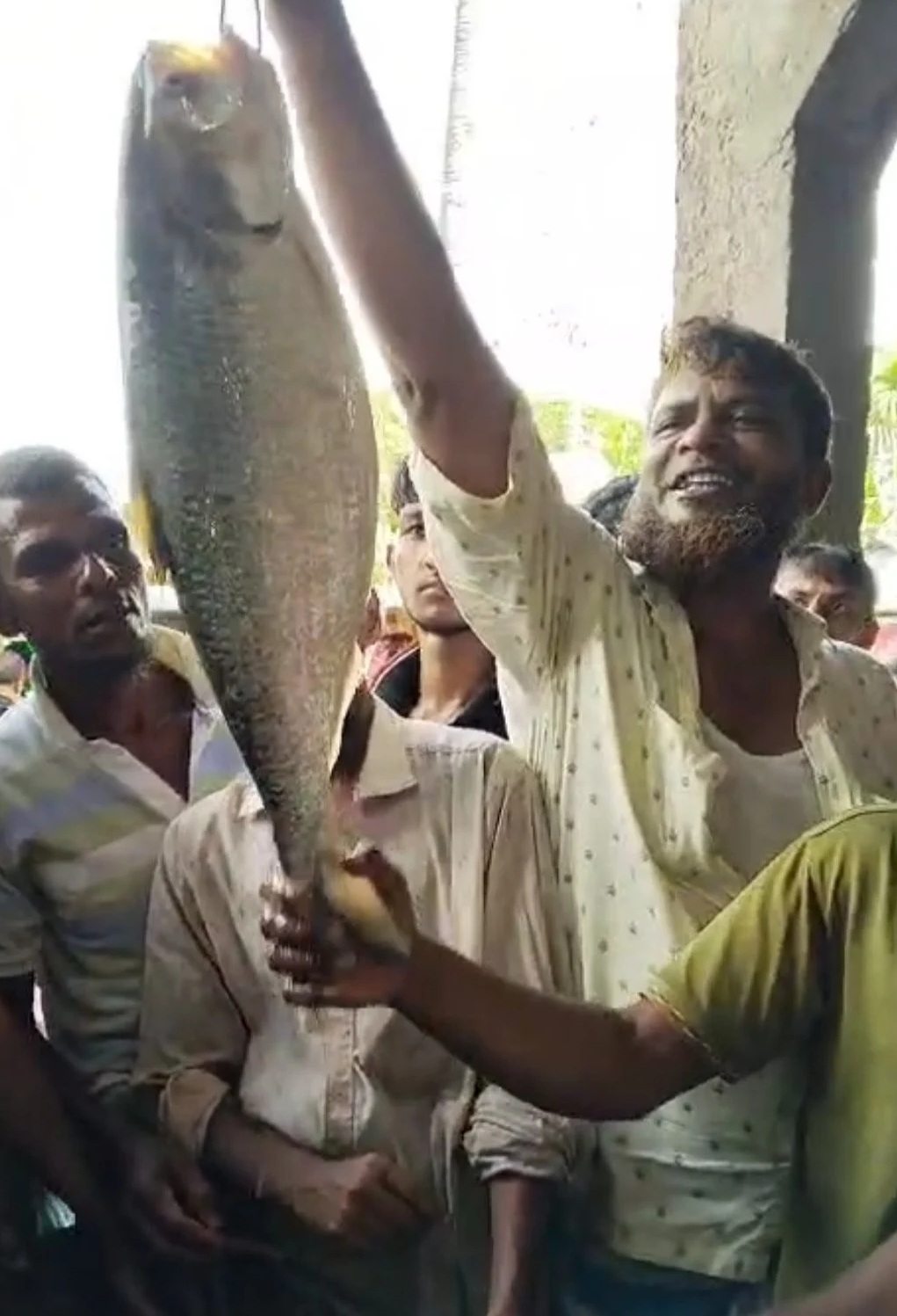 ইলিশ মাছটি বিক্রি হয়েছে ১০ হাজার টাকায়