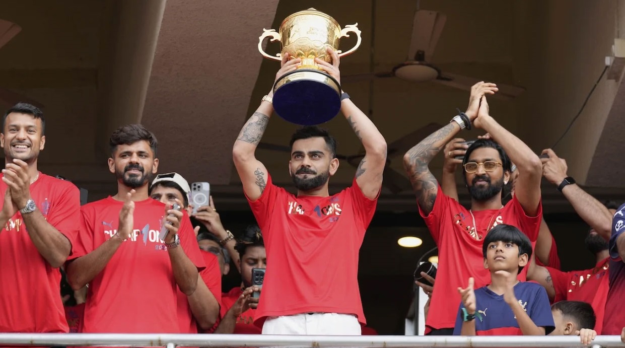রয়্যাল চ্যালেঞ্জার্স বেঙ্গালুরুর (আরসিবি) হয়ে শুরু থেকেই খেলছেন কোহলি