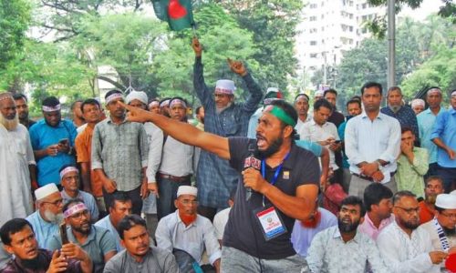 শহীদ মিনারে শিক্ষকদের অবস্থান। ছবি : সংগৃহীত