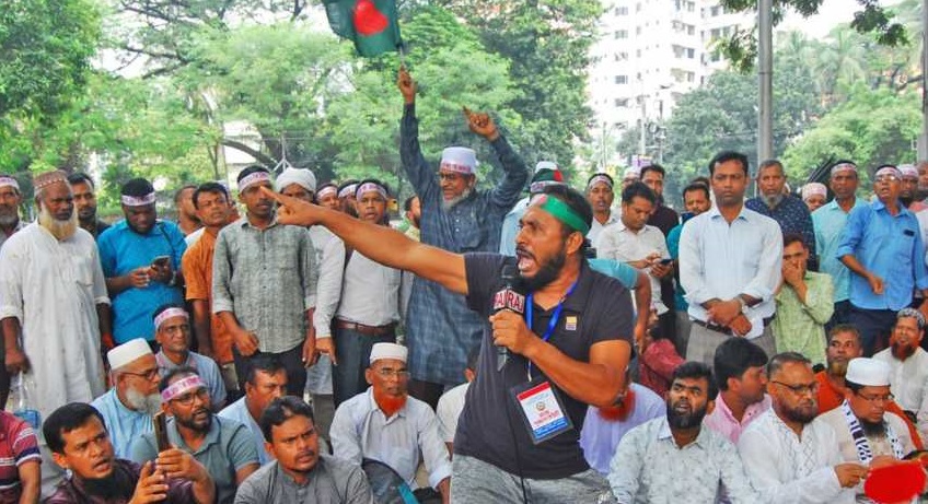 শহীদ মিনারে শিক্ষকদের অবস্থান। ছবি : সংগৃহীত