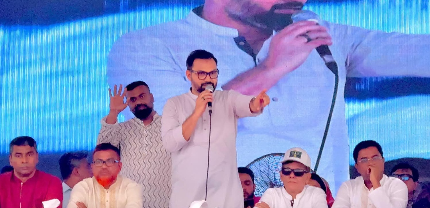 ফুটবলের মাঠে দেশের জন্য বুক চিতিয়ে দাঁড়ানো এই বীর জাতীয় পতাকা সমুন্নত রেখেছিলেন