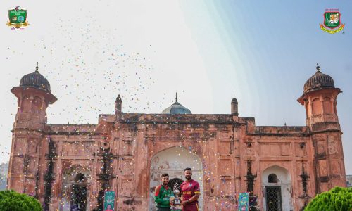 লালবাগ কেল্লায় দুই দলের অধিনায়ক মেহেদি হাসান মিরাজ ও শাই হোপের উপস্থিতিতে ট্রফি উন্মোচন করা হয়।
