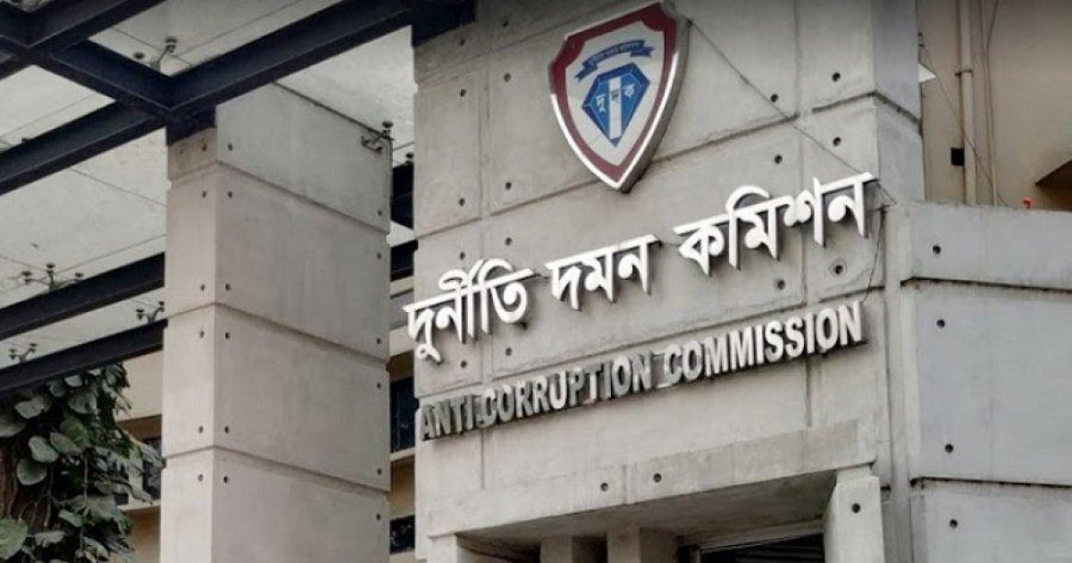পুলিশের দুইজন উর্ধ্বতন কর্মকতাকে দুর্নীতি দমন কমিশনের (দুদক) পরিচালক হিসেবে বদলি করা হয়েছে