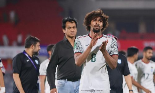 আজ সকাল ১১ টার দিকে দেশে এসে পৌঁছান ইংলিশ প্রিমিয়ার ফুটবল লিগে খেলা এই ফুটবলার