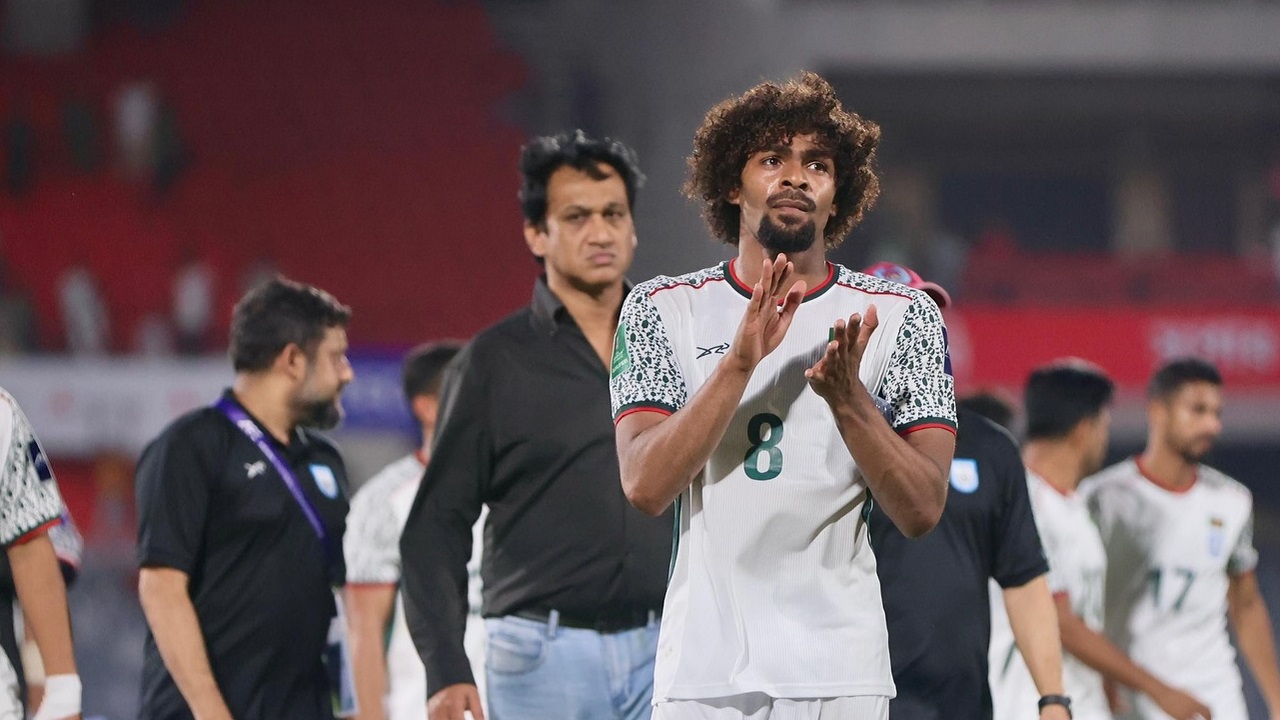 আজ সকাল ১১ টার দিকে দেশে এসে পৌঁছান ইংলিশ প্রিমিয়ার ফুটবল লিগে খেলা এই ফুটবলার