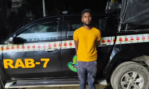 ঢাকার আদালত থেকে পালানো আসামি ফেনীতে গ্রেপ্তার ঢাকার আদালত প্রাঙ্গণ থেকে হাতকড়াসহ পালানো হত্যা মামলার আসামি মো. শরিফুল ইসলামকে গ্রেপ্তার করেছে র্যাপিড অ্যাকশন ব্যাটালিয়ন (র্যাব)। মঙ্গলবার (৩০ সেপ্টেম্বর) সন্ধ্যায় ফেনী রেলওয়ে স্টেশন এলাকায় অভিযান চালিয়ে তাকে গ্রেপ্তার করা হয়। গ্রেপ্তার শরিফুল দিনাজপুর জেলার নবাবপুর থানার হরিপুর গ্রামের শফিক আহমেদের ছেলে। জানা গেছে, রাজধানীর খিলগাঁওয়ে জিসান হোসেন (১৪) হত্যা মামলায় ছয় বছর ধরে কারাগারে ছিলেন শরিফুল ইসলামে। গত ১৯ জুন মামলার শুনানির দিন ধার্য থাকায় তাকে কারাগার থেকে ঢাকার মহানগর দায়রা জজ আদালতে আনা হয়। সেদিন দুপুরের দিকে আদালতে শুনানি শেষে হাজতখানায় নেওয়ার সময় পুলিশ কনস্টেবলের হাতে কামড় দিয়ে পালিয়ে যান তিনি। পরে রাজধানীর কোতোয়ালি থানায় তার বিরুদ্ধে একটি মামলা করা হয়। মঙ্গলবার সন্ধ্যায় গোপন সংবাদের ভিত্তিতে ফেনী রেলওয়ে স্টেশন এলাকায় র্যাব-৭, র্যাব-১০, সিপিসি-১-এর যৌথ অভিযানে তাকে গ্রেপ্তার করা হয়েছে। ফেনী র্যাব ক্যাম্পের ইনচার্জ মিজানুর রহমান গণমাধ্যমকে বিষয়টি নিশ্চিত করে বলেন, আসামিকে ফেনী মডেল থানায় হস্তান্তর করা হয়েছে।