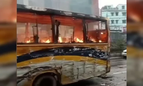 আলিফ পরিবহনের একটি বাস লক্ষ্য করে গুলি ও এরপর অগ্নিসংযোগের ঘটনা ঘটেছে