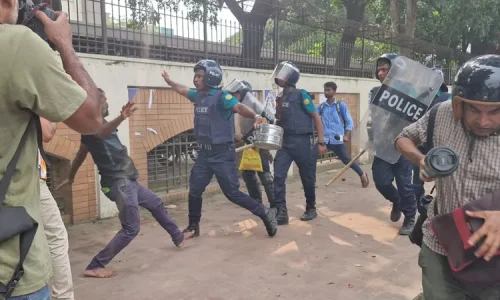 জুলাইযোদ্ধার নামে অবস্থান নেওয়া ব্যক্তিদের সাথে পুলিশের সংঘর্ষ হয়েছে