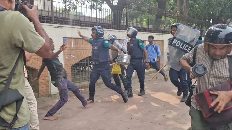 জুলাইযোদ্ধার নামে অবস্থান নেওয়া ব্যক্তিদের সাথে পুলিশের সংঘর্ষ হয়েছে