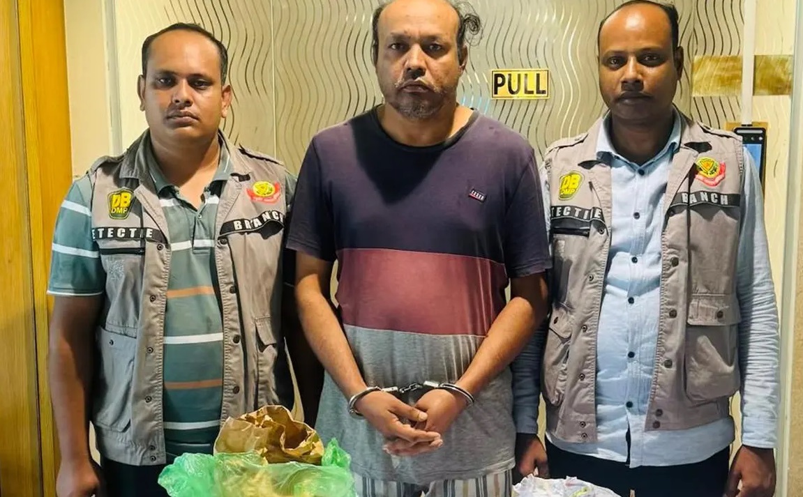 মহানগর ডিবির হাতে গ্রেপ্তার মো. খাইরুল ইসলাম। ছবি : সংগৃহীত