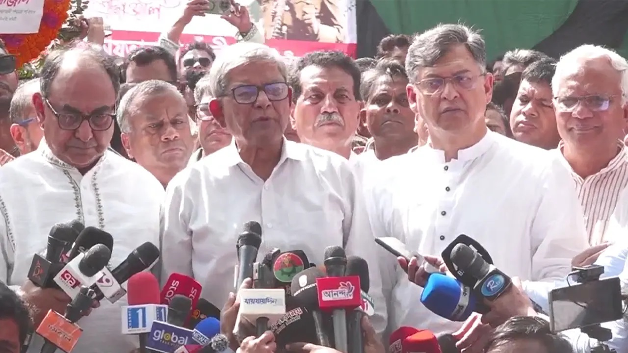 শহীদ রাষ্ট্রপতি জিয়াউর রহমানের মাজারে ফুল দিয়ে শ্রদ্ধা নিবেদন শেষে এ মন্তব্য করেন তিনি