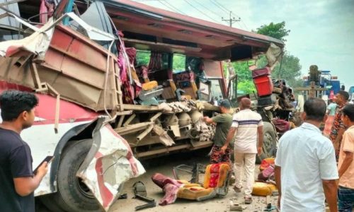 দুই বাসের মুখোমুখি সংঘর্ষে নিহত ৩