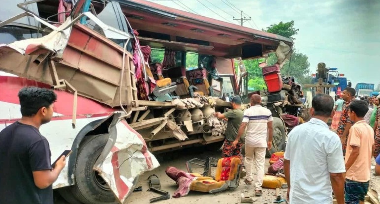 দুই বাসের মুখোমুখি সংঘর্ষে নিহত ৩