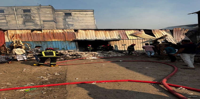 ) সকাল ১০টার দিকে হঠাৎ করে আগুনের সূত্রপাত হলে মুহূর্তের মধ্যেই ছড়িয়ে পড়ে।