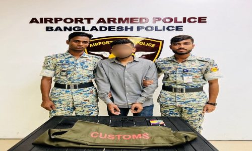 কাস্টমসের নকল জ্যাকেট পরে যাত্রীদের সঙ্গে প্রতারণা করছিলেন