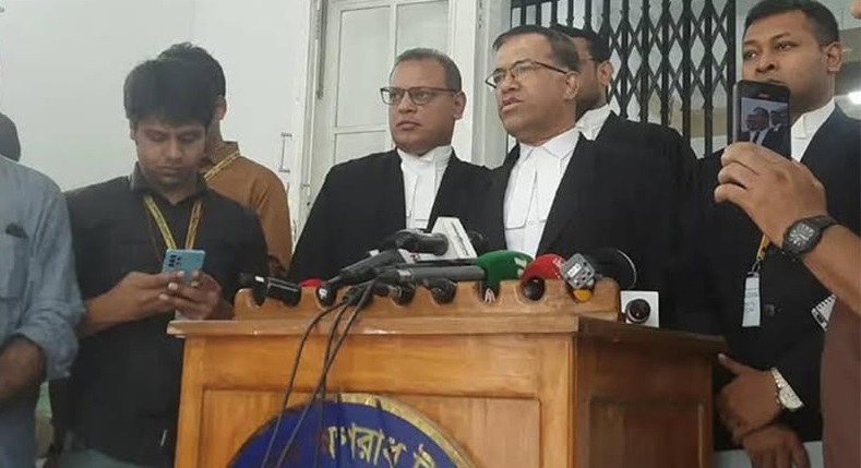 সরে দাঁড়ালেন ব্যারিস্টার সরোয়ার