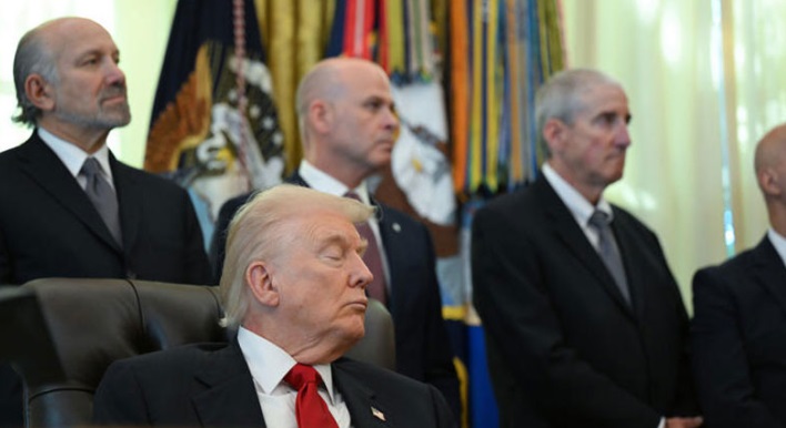 অনুষ্ঠানে ঘুমিয়ে গেলেন ট্রাম্প। ছবি: সংগৃহীত