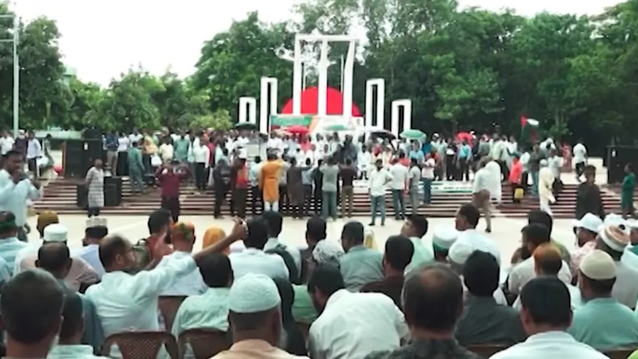 ফের শহীদ মিনারে প্রাথমিকের শিক্ষকরা