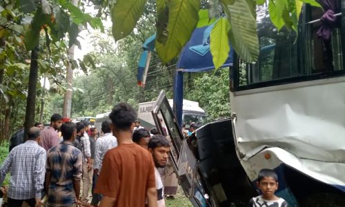 বাসের সঙ্গে মাইক্রোবাসের সংঘর্ষে পাঁচজন নিহত হয়েছেন।
