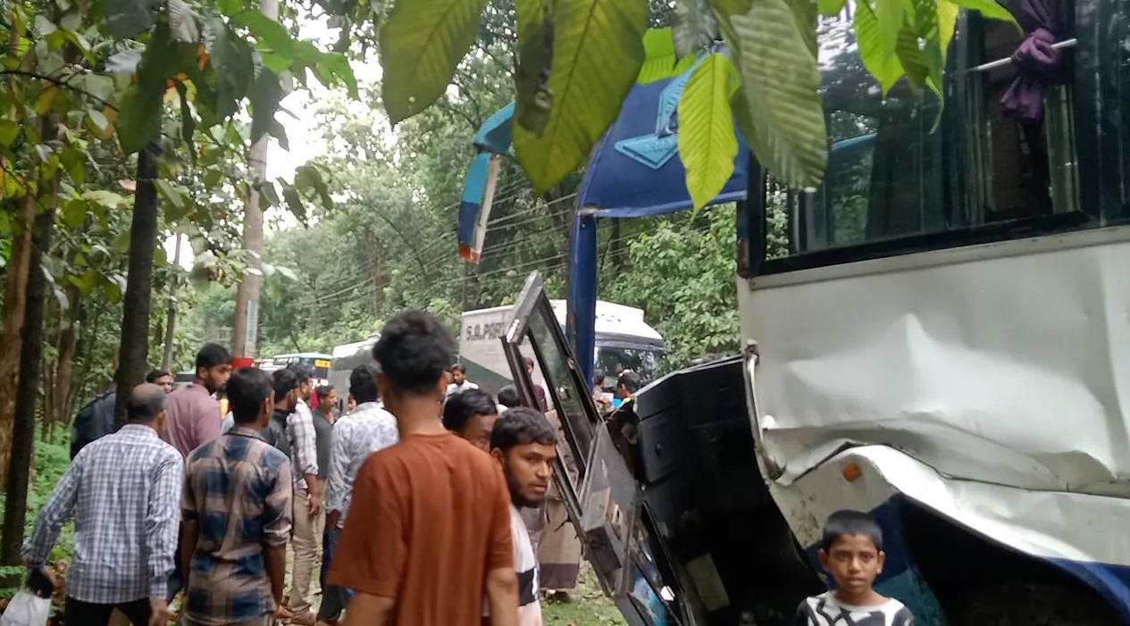 বাসের সঙ্গে মাইক্রোবাসের সংঘর্ষে পাঁচজন নিহত হয়েছেন।