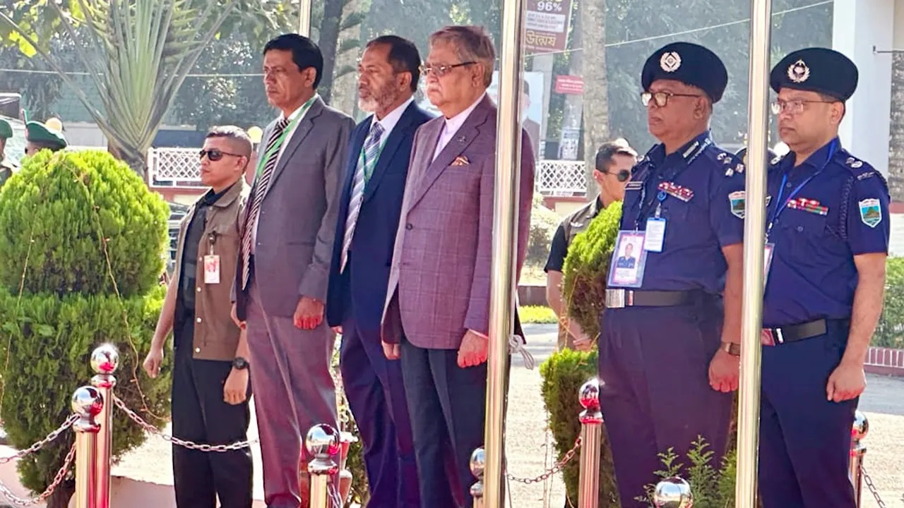 দুই দিনের সরকারি সফরে নিজ জেলা পাবনায় পৌঁছেছেন।