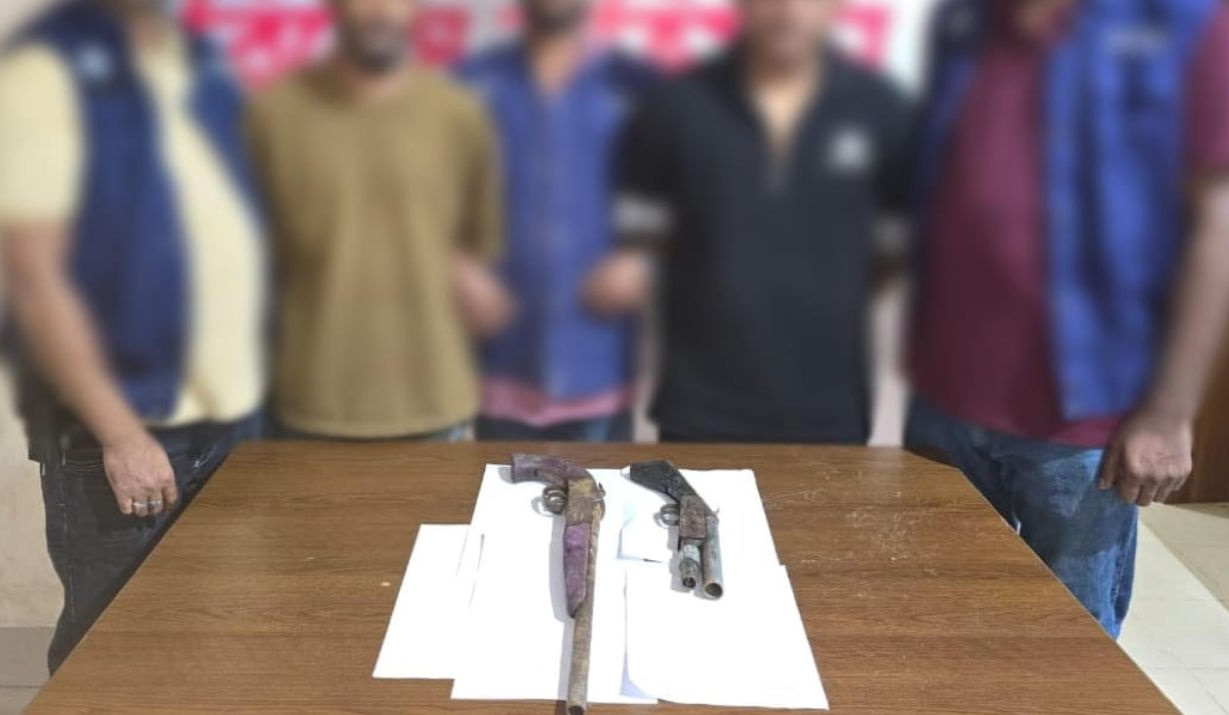 গাড়ির ভেতরে থাকা বিএনপিকর্মী আব্দুল হাকিমকে গুলি করে হত্যা করা হয়