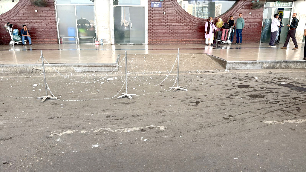 সকাল ১০টা ৩৮ মিনিটে ঘটে যাওয়া ভূমিকম্পে এই ঘটনা ঘটে।