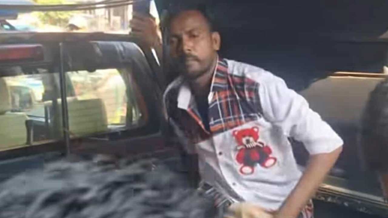 দুপুরে তাকে হাতিরঝিল থানা পুলিশ গ্রেপ্তার করে।